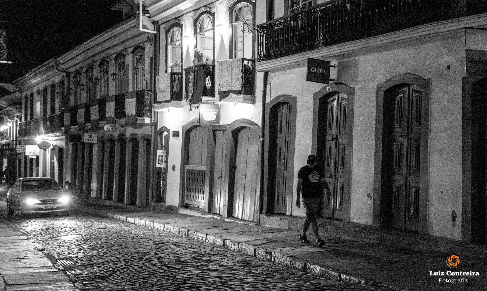 herrer, lys, mennesker, sort, monokrom, gade, nat, bil, vej, fotografering, Canon, sti, Brasilien, metropol, Brasil, infrastruktur, gå, bw, sort hvid, gyde, form, dslr, mørke, streetphotography, stier, canon6d, 24105mm, Sydamerika, pretoebranco, pb, byområde, sort og hvid, monokrom fotografering, oldtidshistorie, fotografiaderua, brazilianphotographer, fot grafosbrasileiros, contreira, luizcontreira, MinasGerais, Ouro Preto, streetsinbrazil