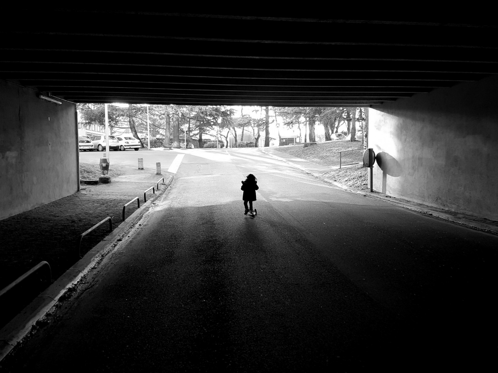 sort, sort og hvid, infrastruktur, mørke, atmosfære, lys, monokrom fotografering, vej, fotografering, skygge, øjebliksbillede, himmel, nat, monokrom, fænomen, asfalt, bane, belysning, linje, fixed link, sollys, undergrundsbane, vinkel, tunnel, gade, midnat