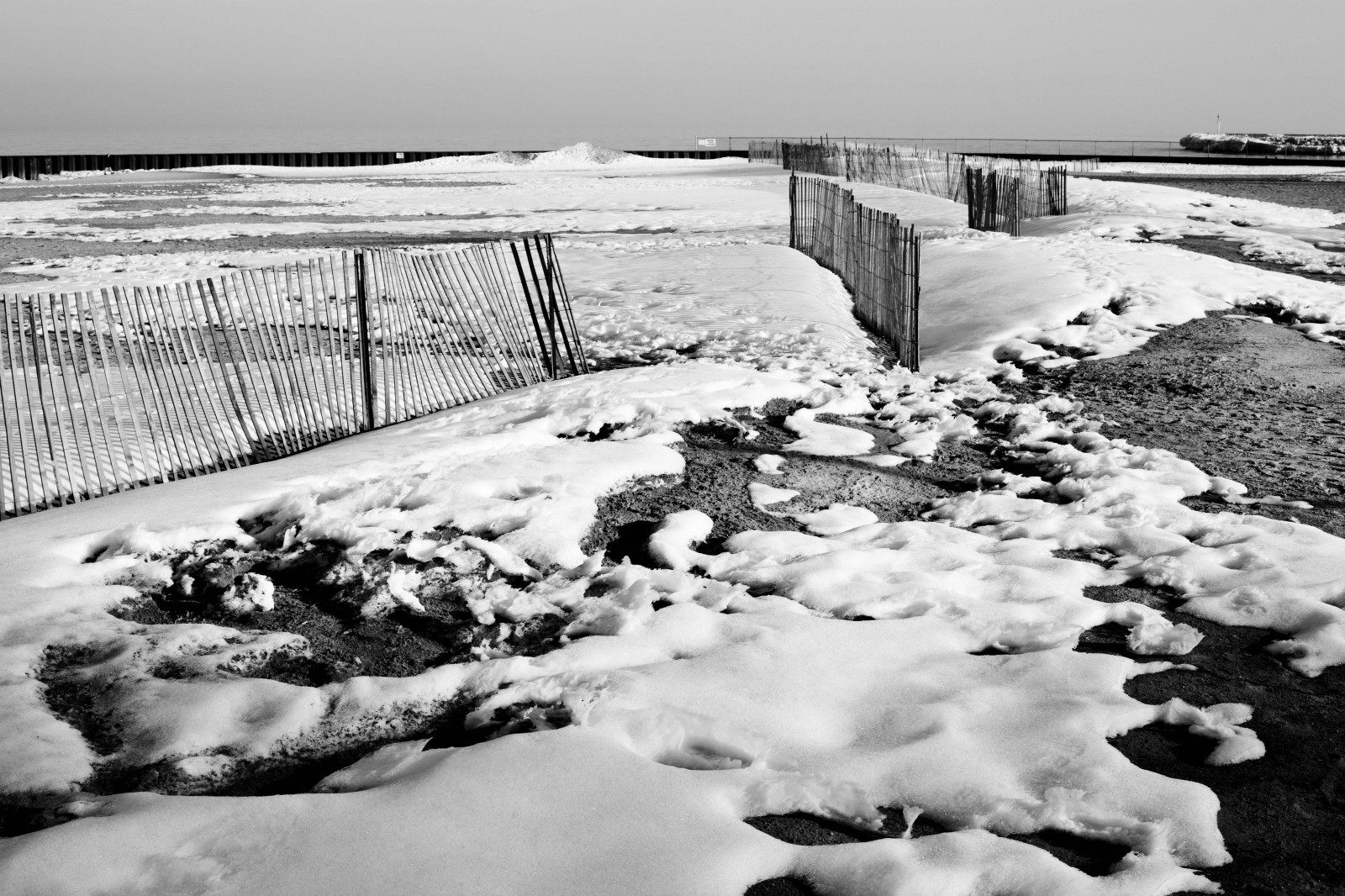 krajina, bílý, černobílý, moře, jezero, Skála, Příroda, sníh, zima, fotografování, pláž, led, Spojené státy americké, jaro, Chicago, Michigan, zmrazení, Evanston, Mono, Černý a bílý, 50mm, počasí, Amerika, sezóna, Zeiss, noiretblanc, blackwhitephotos, Černý a bílý, monochromatické fotografování, Michiganské jezero, evanstonil