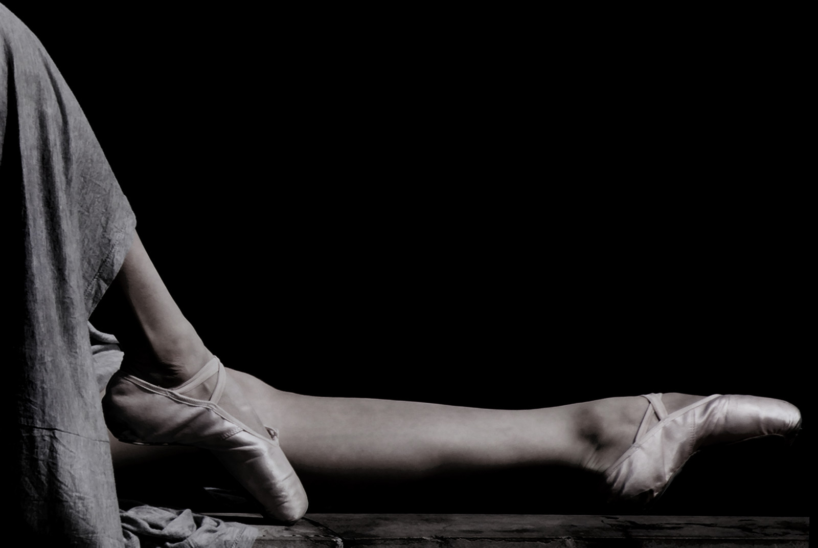 Černá, černobílý, nohy, sedící, fotografování, ruka, noha, tma, smysl, sval, paže, textury, jambes, Černý a bílý, monochromatické fotografování, lidských pozice, Lidské tělo, fyzická zdatnost, moderní tanec, IXOS, pieds, chaussons, balerines, ponctuation