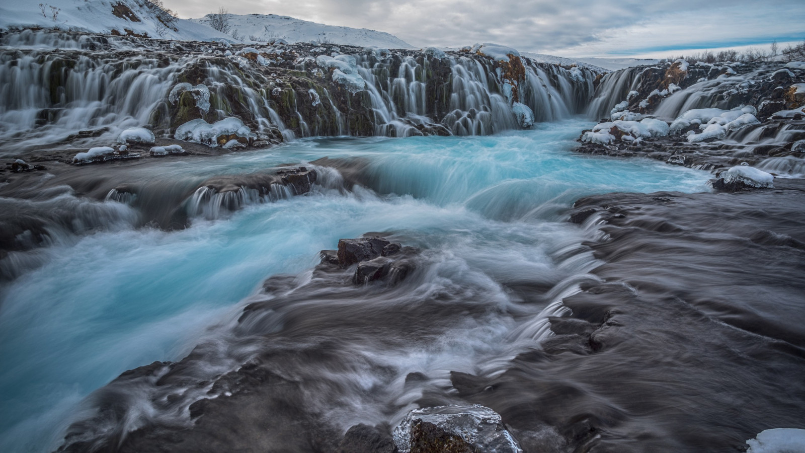 paysage, cascade, mer, eau, Roche, la nature, ciel, les plantes, neige, hiver, longue exposition, des nuages, la glace, rivière, Islande, courant, Gel, Montagne, océan, vague, Cours d'eau, Rapide, 2560x1440 px, Mountians, plan d'eau, caractéristique de l'eau, ressources en eau