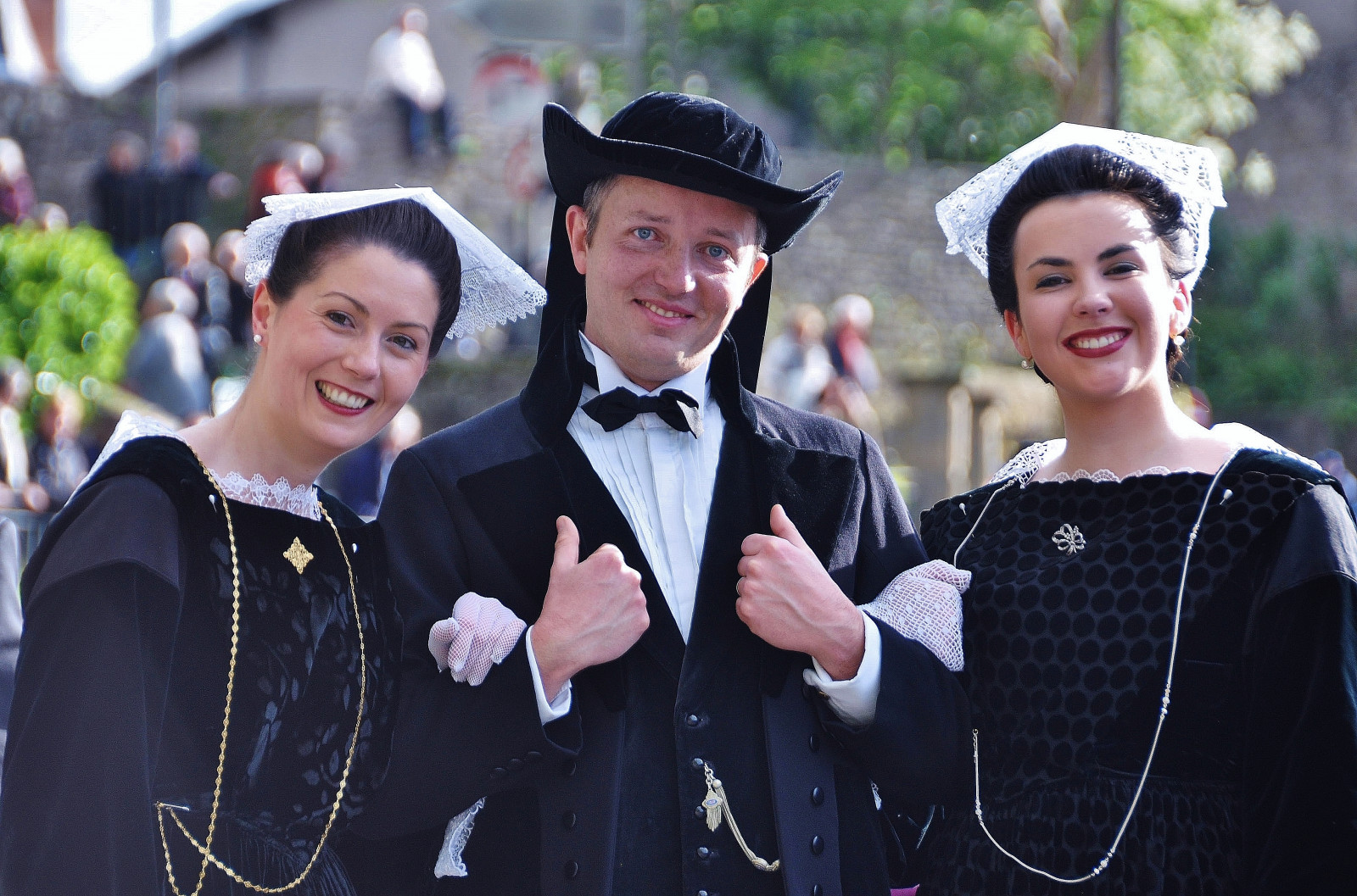 šaty, Francie, krajka, Noir, událost, Breton, prozkoumat, dívka, usměj se, festival, žena, zábava, ženich, 3, kostým, provincie, femme, folklór, tradice, Brittany, bretagne, chapeau, trio, homme, chaine, Breizh, Morbihan, obřad, sociální skupina, formální oblečení, sourire, tissu, danse, dentelle, akademické šaty, bretonne, Coiffe, bijou, velur, Vannes, Embroidery, international student