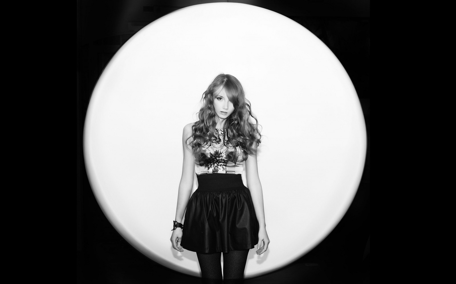 bílý, Černá, ženy, černobílý, při pohledu na diváka, fotografování, Olesya Kharitonova, fotografie, tma, obraz, Černý a bílý, monochromatické fotografování