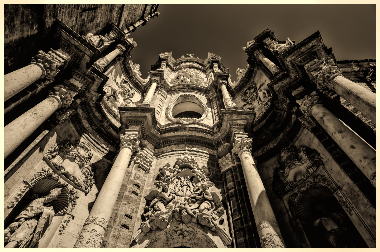 chrám, černobílý, architektura, fotografování, symetrie, sochařství, socha, Španělsko, sloupec, Nikon, náboženství, 2013, Lightroom, struktura, památník, Valencia, UMĚNÍ, mygearandme, nik, fotografie, Topas, klasický, obraz, D300S, řezba, tónování, Černý a bílý, monochromatické fotografování, dávná historie, chrlič, silverefex, laboratoře