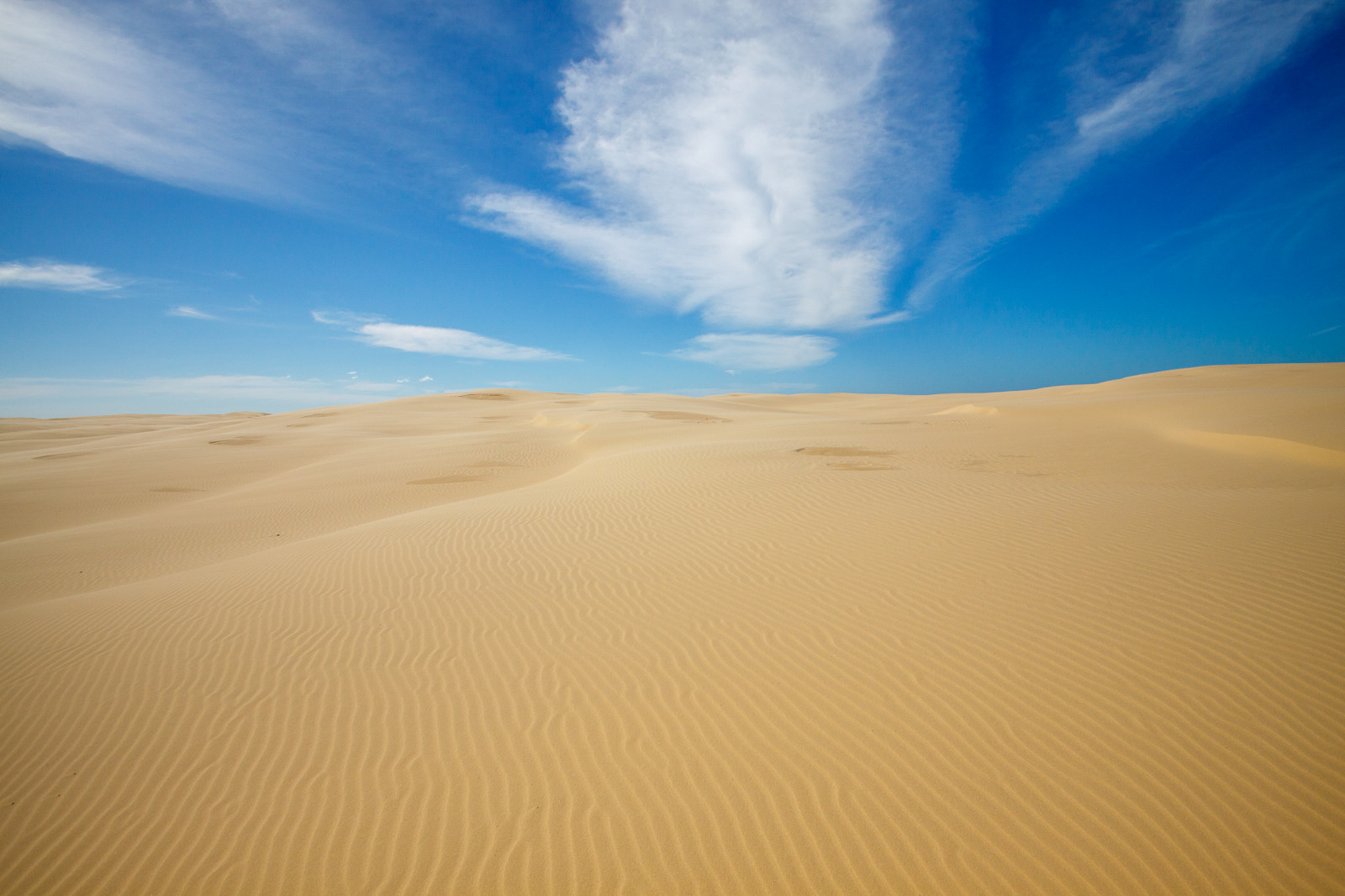mrak, nebe, blankyt, modrý, Natural landscape, horizont, krajina, zpěv písek, Tints and shades, Liparské landform, duna, petrolejově modrá, písek, ERG, Building material, sklon, stín, půda, kupa, UMĚNÍ, kopec, vzor, vítr