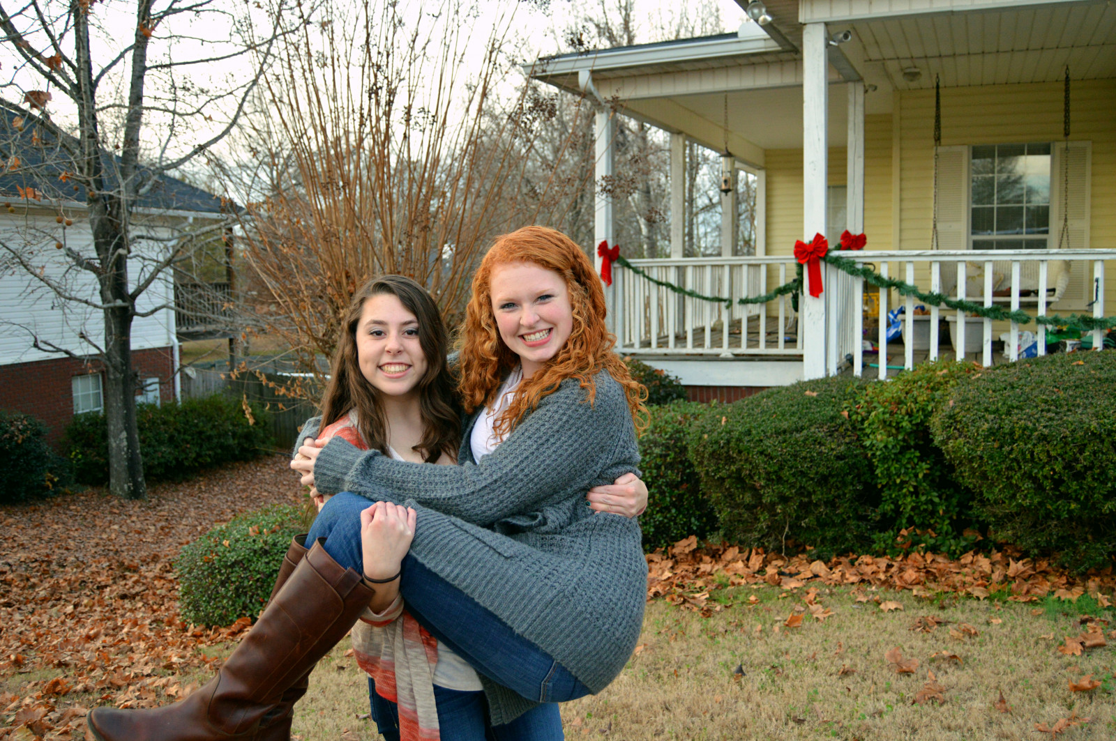 stromy, lidé, bílý, portrét, blondýnka, oči, milovat, Červené, tráva, sedící, zima, fotografování, Dům, Pes, hnědý, přátelství, vlasy, zbraně, emoce, štěstí, puberťáci, okolí, Přátelé, Dospívající, rodina, dovolená, Smích, dlouho, strom, roztomilý, rostlina, dívka, krása, usměj se, momenty, oko, žena, legrační, zábava, psi, fotografie, kudrnatý, smát se, nejlepší, portréty, teenager, úsměvy, americký, silný, mládež, vzpomínky, rekreace, hodně, rovný, mimika, dřevina, interakce, jim, Smích, vysokoškolák v druhém ročníku, veřejný prostor, Eskymák, vtipy, sophomores