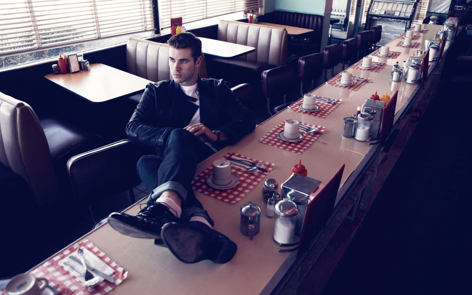 Liam Hemsworth, kavárny, servis, přístup