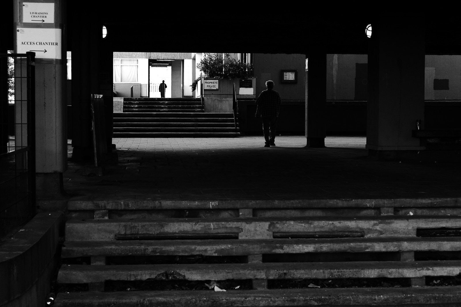 bílý, Černá, černobílý, ulice, noc, architektura, městský, odraz, stín, fotografování, Dům, večer, půlnoc, infrastruktura, úhel, světlo, osvětlení, Street View, patro, podlaha, dno, čára, tma, litovat, noiretblanc, blackandwithe, photoderue, momentka, urbanarte, photopascalcolin, Černý a bílý, monochromatické fotografování, Film noir, podlaha, Paris15