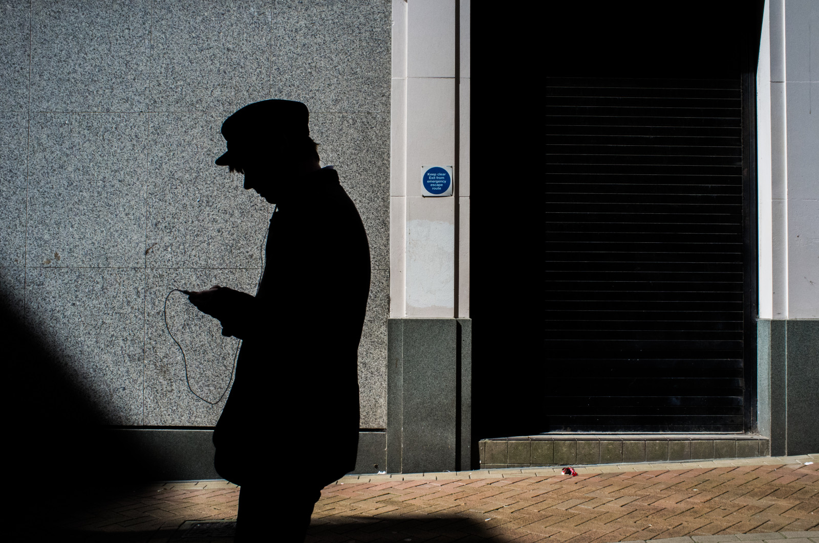 strada, uomo, colore, cappello, architettura, Birmingham, ombre, mano, camminare, streetphotography, x100, birminghamstreet, fujix100