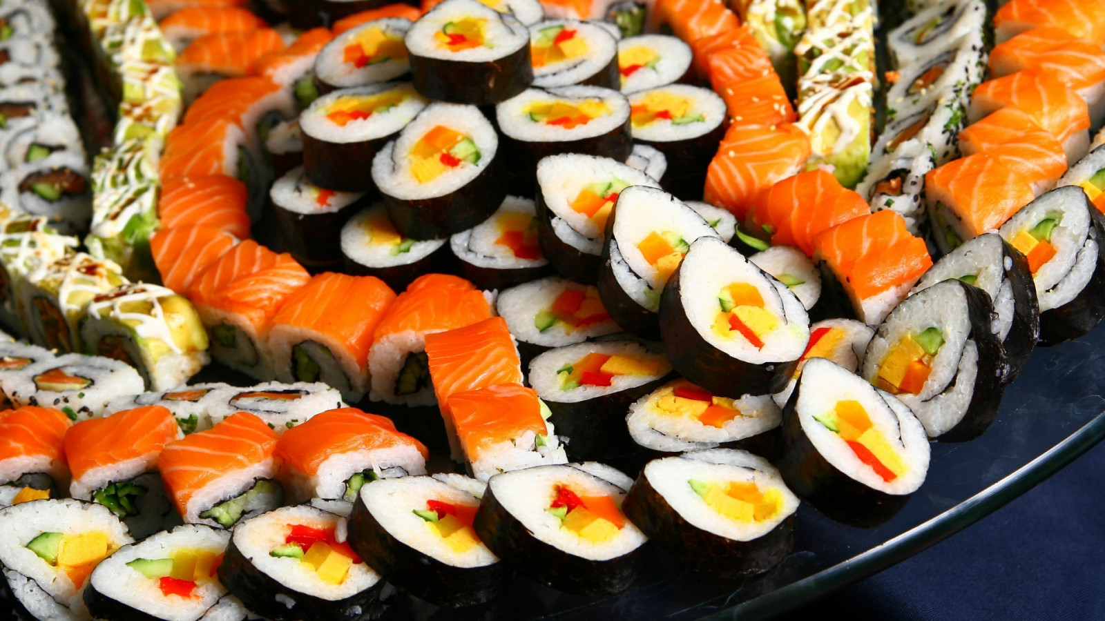 cibo, pesce, Sushi, nigiri sushi, Sushi Maki, pasto, cucina, buffet, piatto, antipasto, cibo asiatico, cucina giapponese, gimbap, california roll, contorno