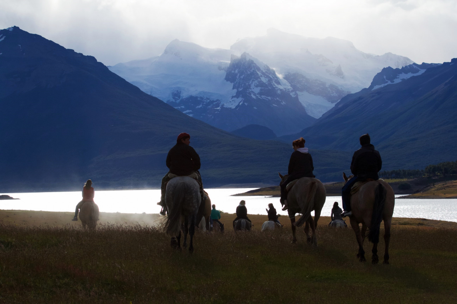 krajina, hory, západ slunce, kopec, jezero, voda, Příroda, odraz, kůň, nebe, park, mraky, údolí, divočina, Argentina, Patagonia, mount scenérie, plošina, step, světlo, mrak, cestovat, hora, lučina, koně, pastvina, stádo, Jižní Amerika, El Calafate, lagoargentino, montain, ranč, horských reliéf, ekosystém, pohoří, klesl, kůň jako savci, mustang kůň, stezka na koni, pack animal, ekoregion, magichours, Patagonie, americadelsur, lostworld, Estancia, Nationalparc, Nibepoaike
