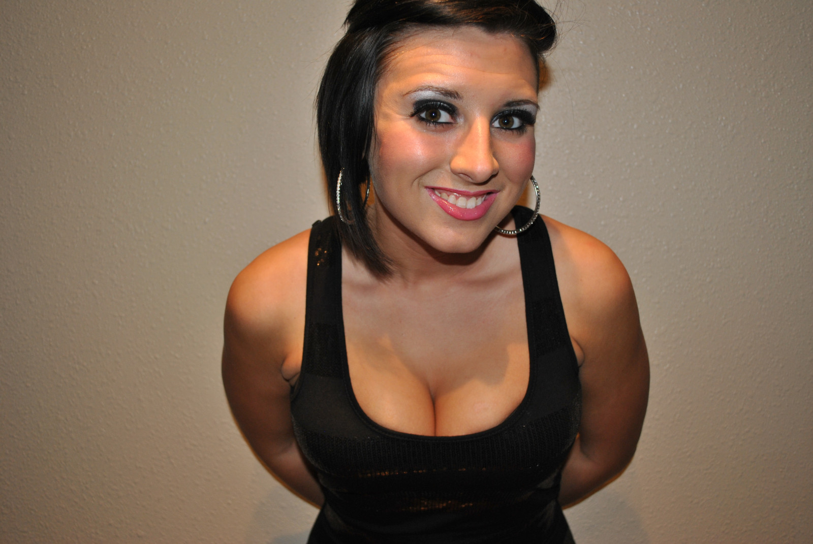 móda, řasy, boty, rybářská síť, blondýnka, mohawk, fauxhawk, podpatky, vesta, výstřih, buzzcut, přezka, nůžky, legíny, LBD, daisydukes, klíny, Louboutin, croptop, buzzedhair, ootn, shavedhair, ootd, chickhawk, bighairbigheels