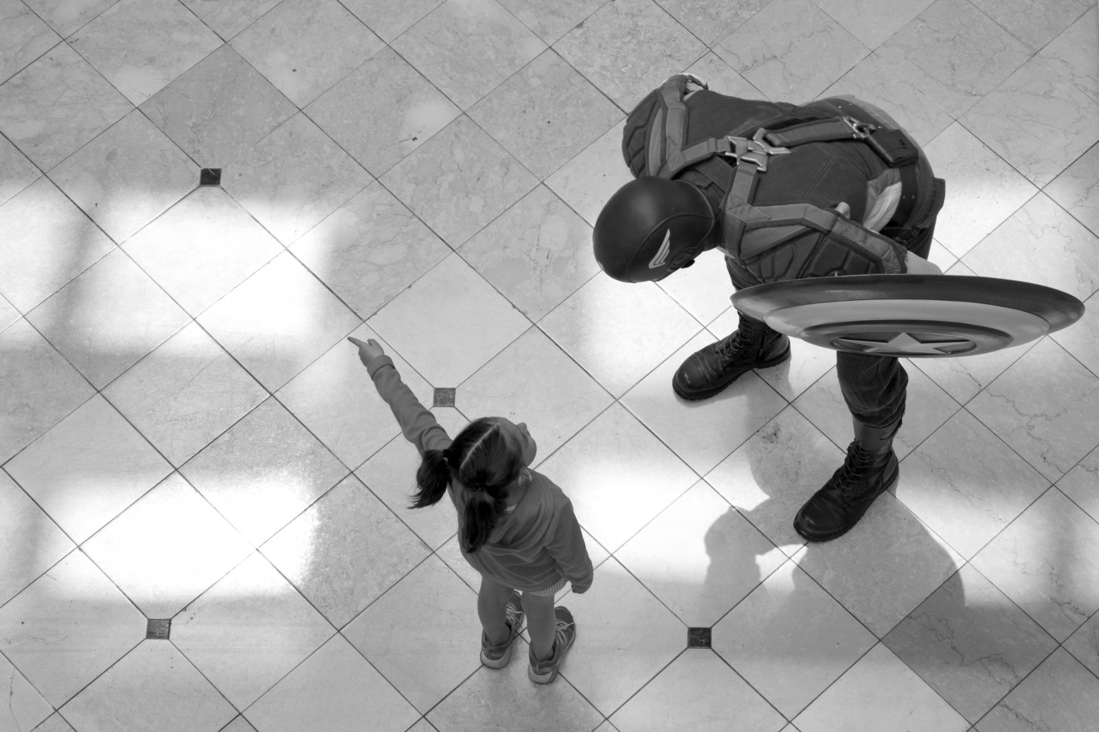 bílý, Černá, černobílý, stín, fotografování, maska, hrdina, Kánon, dlaždice, úhel, světlo, Černý a bílý, stíny, dítě, dívka, nákupní centrum, patro, podlaha, dno, fotografie, digitální, střevíc, paže, momentka, štít, kapitán Amerika, Černý a bílý, monochromatické fotografování, podlaha, canoneosrebelt3i, Another365