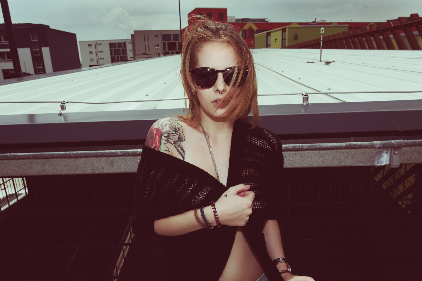 viso, bianca, nero, donne, modello, ritratto, anelli di naso, donne con i vetri, occhiali da sole, bicchieri, rosso, fotografia, tatuaggio, penetrante, moda, Persona, capi di abbigliamento, colore, freddo, ragazza, bellezza, donna, signora, fotografia, Immagine, servizio fotografico, la cura della vista, occhiali