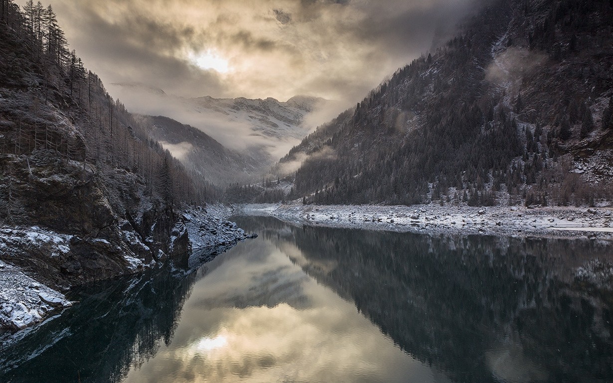 krajina, les, hory, Itálie, jezero, voda, Příroda, odraz, sníh, zima, mraky, ráno, mlha, řeka, fjord, denní světlo, mrak, hora, počasí, vlna, Rychlý, jezero, atmosférický jev, horských reliéf, landform, tělo z vody, geologický fenomén, pohoří, vodní prvek