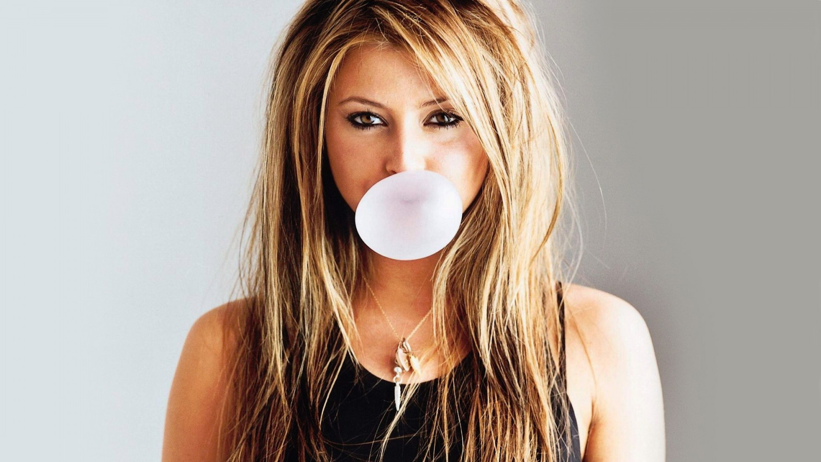 tvář, model, portrét, dlouhé vlasy, fotografování, zpěvák, černé vlasy, móda, vlasy, pusa, nos, Osoba, kůže, hlava, supermodelka, zpěv, Holly Valance, dívka, krása, oko, smysl, ret, blond, účes, portrétní fotografie, focení, hnědé vlasy, člověk barva vlasů, mimika, Lidské tělo, orgán, zblízka