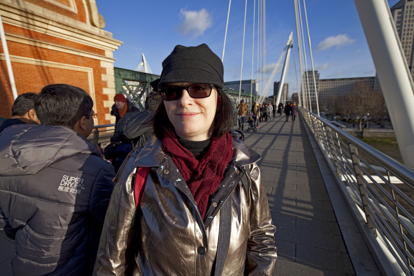 เมือง, ถนน, พื้นที่, อาคาร, ฤดูหนาว, ยานพาหนะ, ถนน, ถุงมือ, การท่องเที่ยว, รองเท้าบูท, หนัง, โครงสร้างพื้นฐาน, เสื้อกันฝน, คนเดินเท้า, พีวีซี, ต้นไม้, การท่องเที่ยว, สนุก, mac, ฝูงชน, การพักผ่อนหย่อนใจ, เขตเมือง, สิทธิบัตร, yumi, pintrst