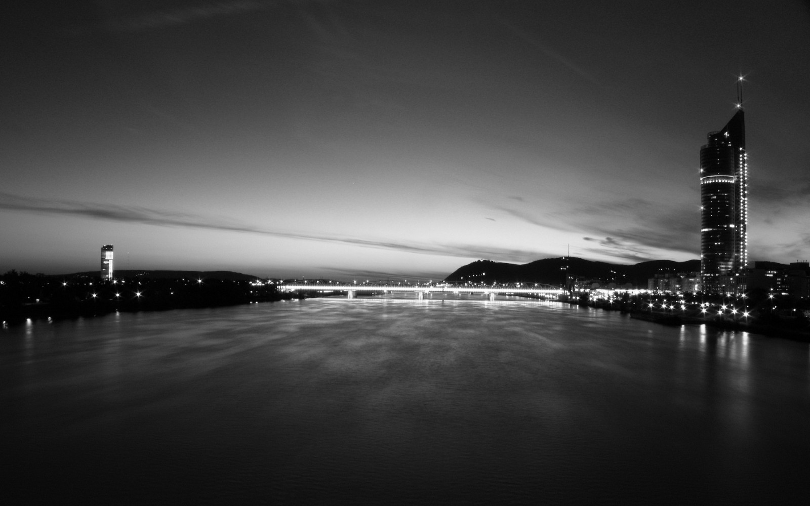 sollys, hvit, svart, monokrom, bybildet, natt, Urban, speilbilde, himmel, fotografering, skyline, kveld, morgen, bro, elv, horisont, atmosfære, skumring, Wien, lett, Sky, soloppgang, belysning, form, mørke, 1920x1200 px, atmosfærisk fenomen, jordens atmosfære, svart og hvit, monokrom fotografering