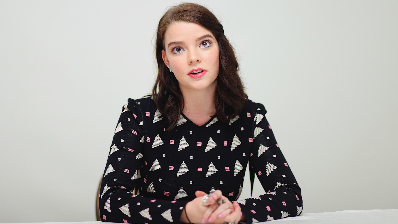 Anya Taylor Joy, herečka, ženy, bruneta, jednoduché pozadí