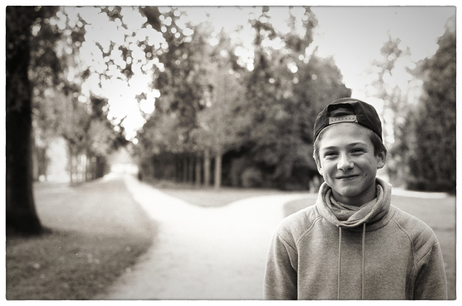 สีขาว, ดำ, ขาวดำ, แนวตั้ง, การถ่ายภาพ, ยิ้ม, Nikon, อารมณ์, 100, ดำและขาว, bw, ยิ้ม, ดำขาว, รูปถ่าย, fe, ภาพรวม, Agfa, ดำและขาว, ถ่ายภาพขาวดำ, การถ่ายภาพบุคคล, apx