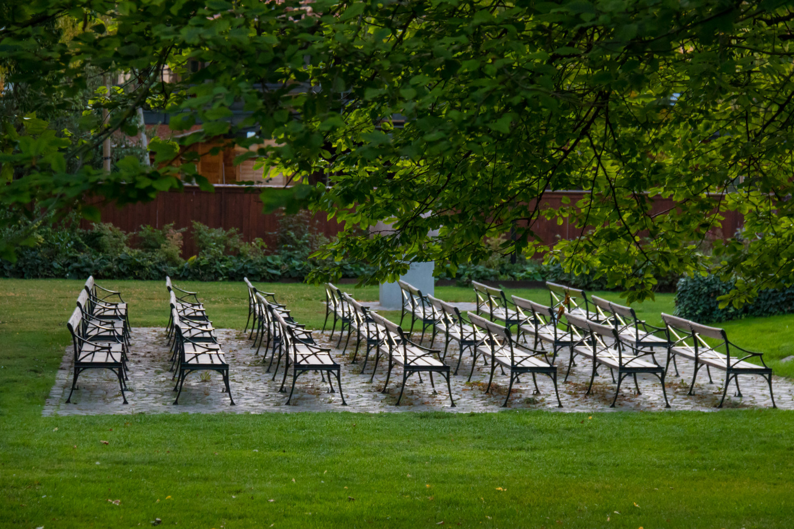 zahrada, tráva, park, zelená, lavice, Visby, banka, pamětní, strom, podzim, list, květ, exif modelu canoneos760d, geocountry, Kamera aby kánon, geocity, Model fotoaparátu canoneos760d, geostate, geolocation, EXIF čočka efs18200mmf3556is, EXIF otvor 56, exif aby kánon, exif focallength 90mm, exif isospeed 2000, Gotland, attackfoto, attackfoto8, almedalen, venkov