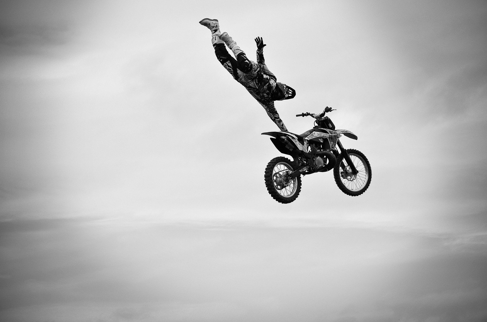 krajina, černobílý, jízdní kolo, nebe, motocykl, skákání, vozidlo, fotografování, Honda, přejít, motokros, závodění, KTM, Kawasaki, mrak, strom, kolo, skok, super, extrémní, moto, esibizione, salto, motorsport, tm, počítač tapeta, Atmosféra Země, Černý a bílý, monochromatické fotografování, kaskadérství, automobilového designu, extrémní sport, freestyle motocross, zakrnět, Volo, rampa, pilota