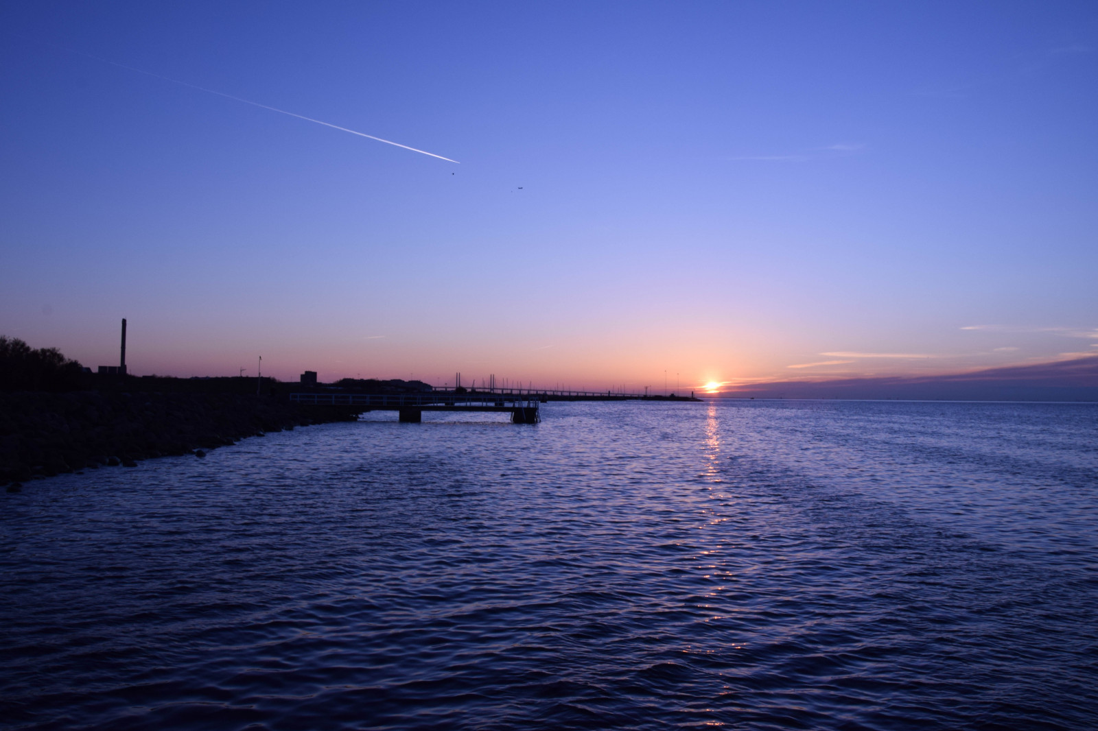 solnedgang, hav, by, Bugt, sø, vand, natur, himmel, køretøj, silhuet, solopgang, blå, aften, morgen, kyst, bro, horisont, Sverige, skumring, Sverige, brormand, Bluehour, daggry, udendørs, ocean, sk nel n, SE, Ribersborg, resund, solnedg ng, solljus, resundsbron, Vatten, ljus, malmø, kanal, efterglød