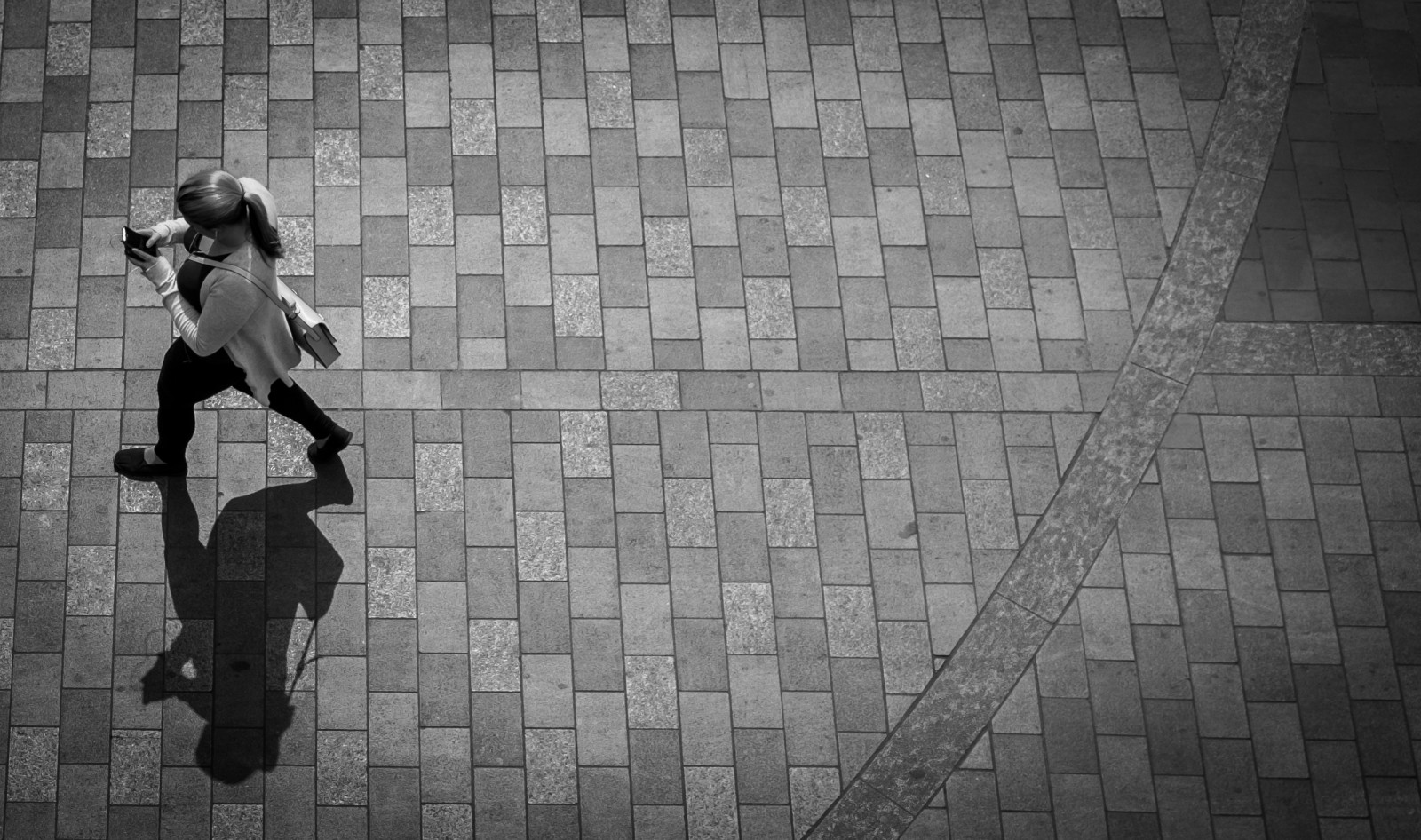 bílý, Černá, černobílý, nebe, stín, stěna, fotografování, textura, letní, koňský ohon, telefon, denní světlo, chůze, York, Cihlový, úhel, světlo, Procházka, dívka, Sluneční svit, žena, Pohyb, dáma, křivka, chodník, fotografie, fuji, tma, x100t, chodník, momentka, kabelka, Černý a bílý, monochromatické fotografování, podlaha, dlažba, lesknoucí se, fujix100t, stock photography
