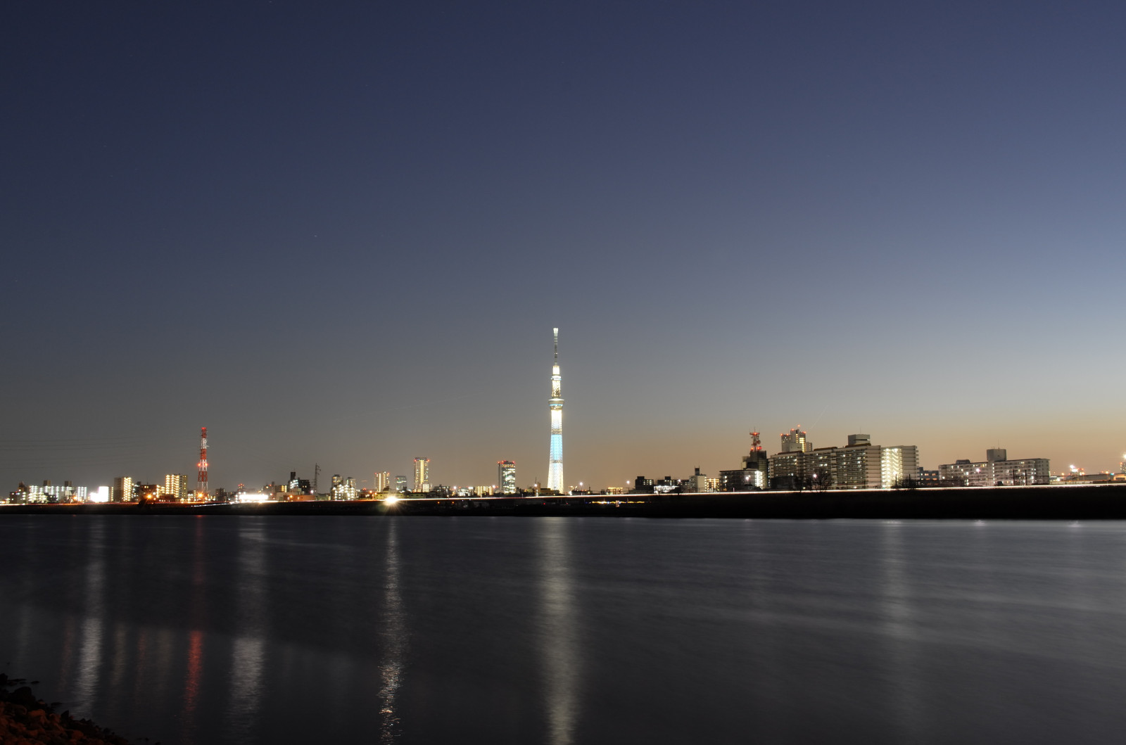 Japonsko, město, panoráma města, noc, architektura, odraz, panoráma, mrakodrap, večer, věž, horizont, soumrak, Leica, Tokio, jp, Skytree, světlo, centrum, svítání, osvětlené, osvětlení, T, iki, mezník, Tokyo Sky Tree, horikiri, leicat, summicront235, Summicron, t235, atmosférický jev, Atmosféra Země, lidské osídlení, geografický rys