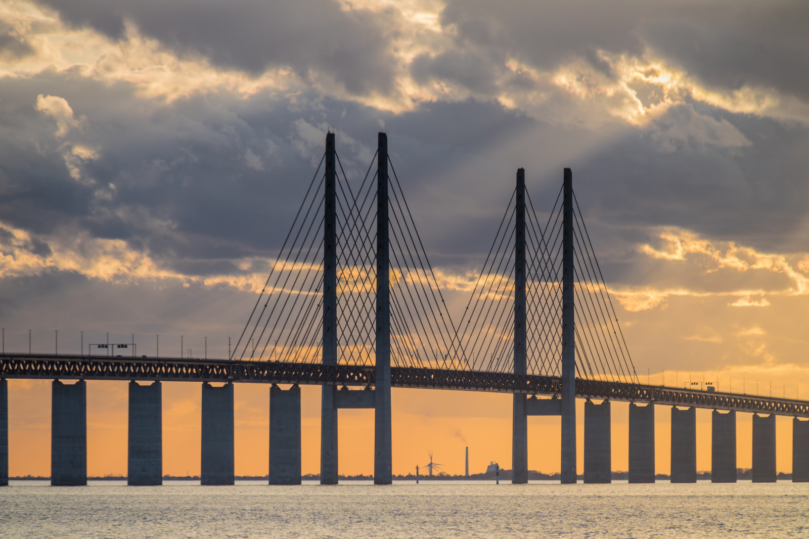 luce del sole, tramonto, mare, città, paesaggio urbano, cielo, Alba, orizzonte, sera, ponte, orizzonte, crepuscolo, Bro, nube, alba, himmel, solnedg ng, resundsbron, HAV, moln, brof stet, punto di riferimento, struttura nonbuilding, ponte strallato