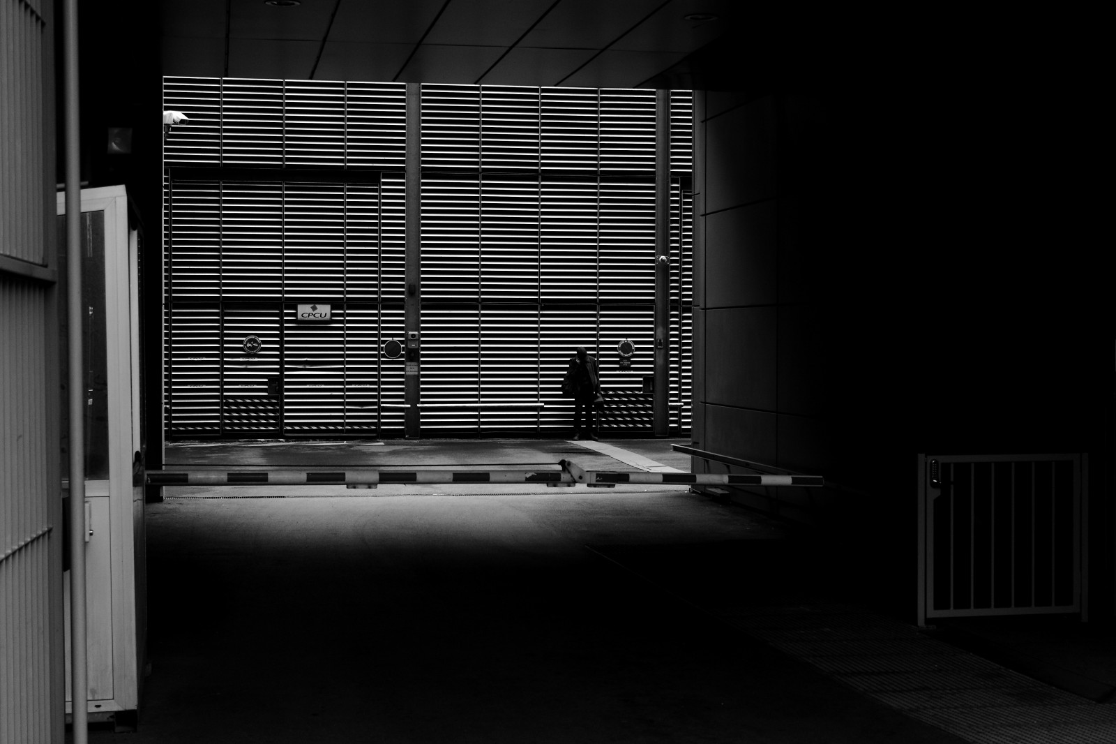 nero, monocromo, finestra, strada, notte, architettura, urbano, fotografia, casa, porta, Parigi, noir, struttura, infrastruttura, angolo, leggero, uomo, ferro, vista stradale, linea, oscurità, personnage, ruta, blanc, withe, noiretblanc, blackandwithe, photoderue, urbanarte, Porte, paris13, photopascalcolin, homme, bianco e nero, fotografia in bianco e nero, illuminazione diurna, Cpcu, Irondoor, Portedefer, Devantlaportedefer, Infrontoftheirondoor