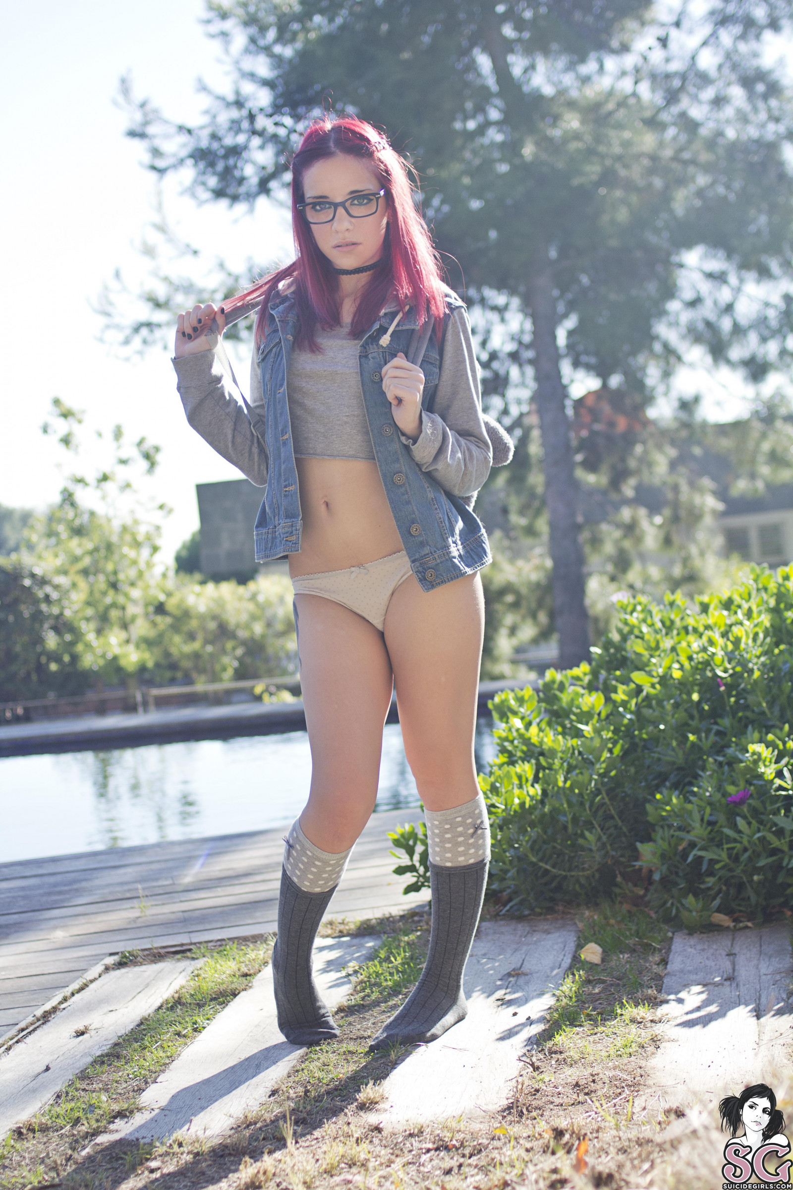 Modell-, Mode, Selbstmord-Mädchen, Kleidung, Saria-Selbstmord, Mädchen, Schönheit, Dame, Bein, Kostüm, Fußbekleidung, Fotoshooting, Abdomen, menschlicher Körper, Schenkel