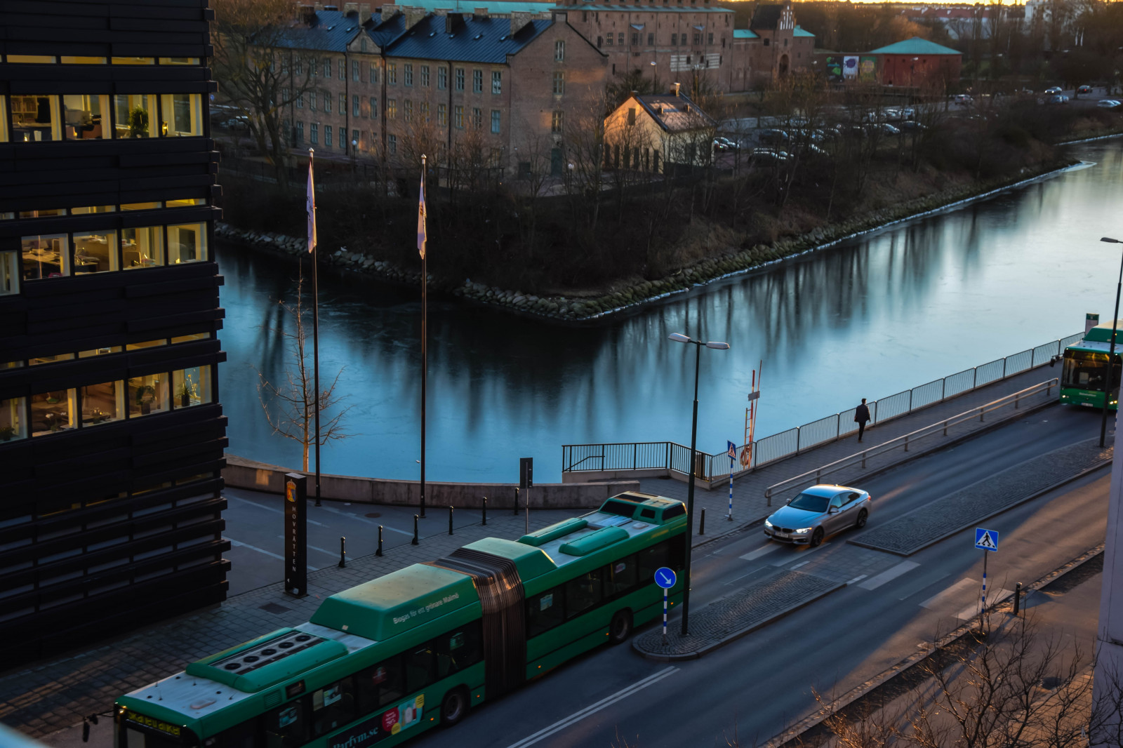 západ slunce, město, ulice, panoráma města, noc, odraz, nebe, vozidlo, vlak, večer, Švédsko, doprava, Sverige, světlo, cityview, sk nel n, se, solnedg ng, Malmo, buidling, urban area, vodní, veřejná doprava