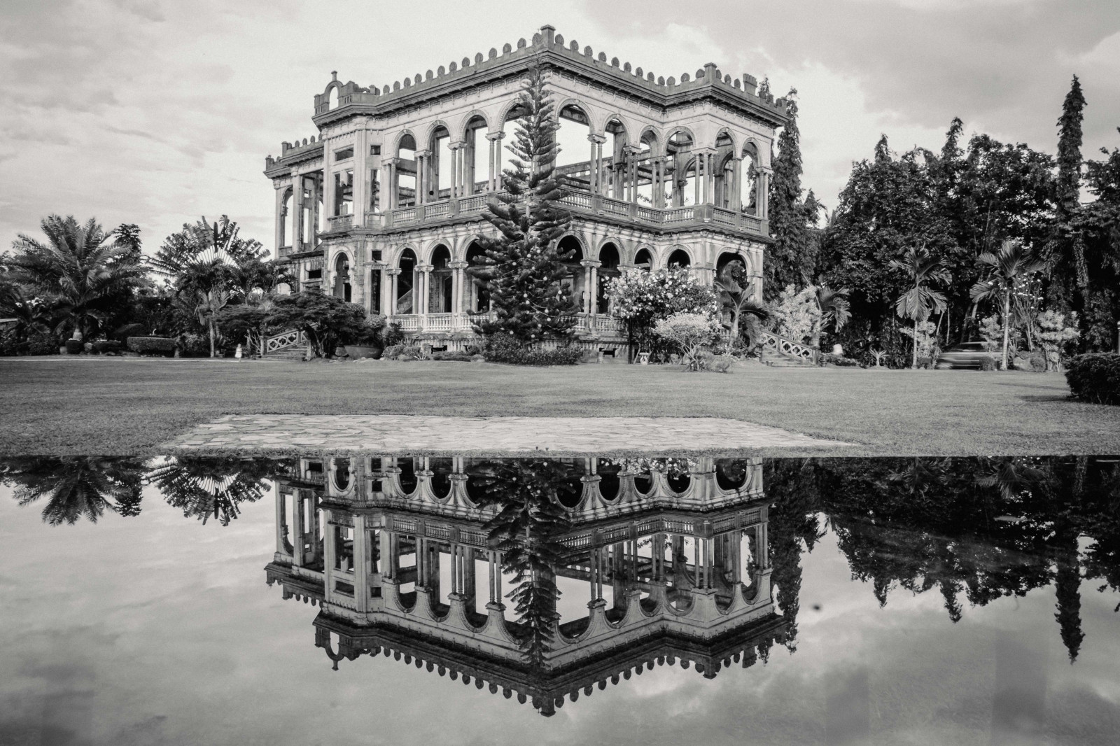 stromy, černobílý, panoráma města, architektura, voda, budova, zřícenina, opuštěný, odraz, tráva, nebe, zima, pole, mraky, Dům, palmy, dějiny, Filipíny, oblouk, schody, džungle, palác, majetek, fotografie, mezník, panské sídlo, Černý a bílý, monochromatické fotografování, dávná historie