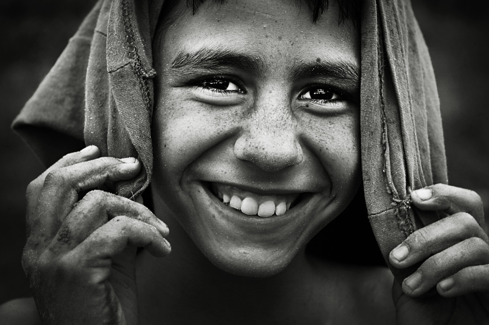 sportovní, tvář, Černá, černobílý, portrét, děti, fotografování, sépie, naděje, fotbal, emoce, Brazílie, štěstí, Osoba, rozvoj, kolibříci, Brasil, hlava, Společenství, Smích, dítě, děti, Lucas, dívka, krása, tělesné, usměj se, Černá bílá, oko, člověk, Fotbal, dítě, chlapci, úsměvy, sociální, sportovec, Černý a bílý, monochromatické fotografování, portrétní fotografie, mimika, orgán, zblízka, vzdělávací, Podpěra, podpora, altruismus, vzdělání, esperan, prevence, atrisk, Itanha m, Pole hry, Chacarabeijaflor