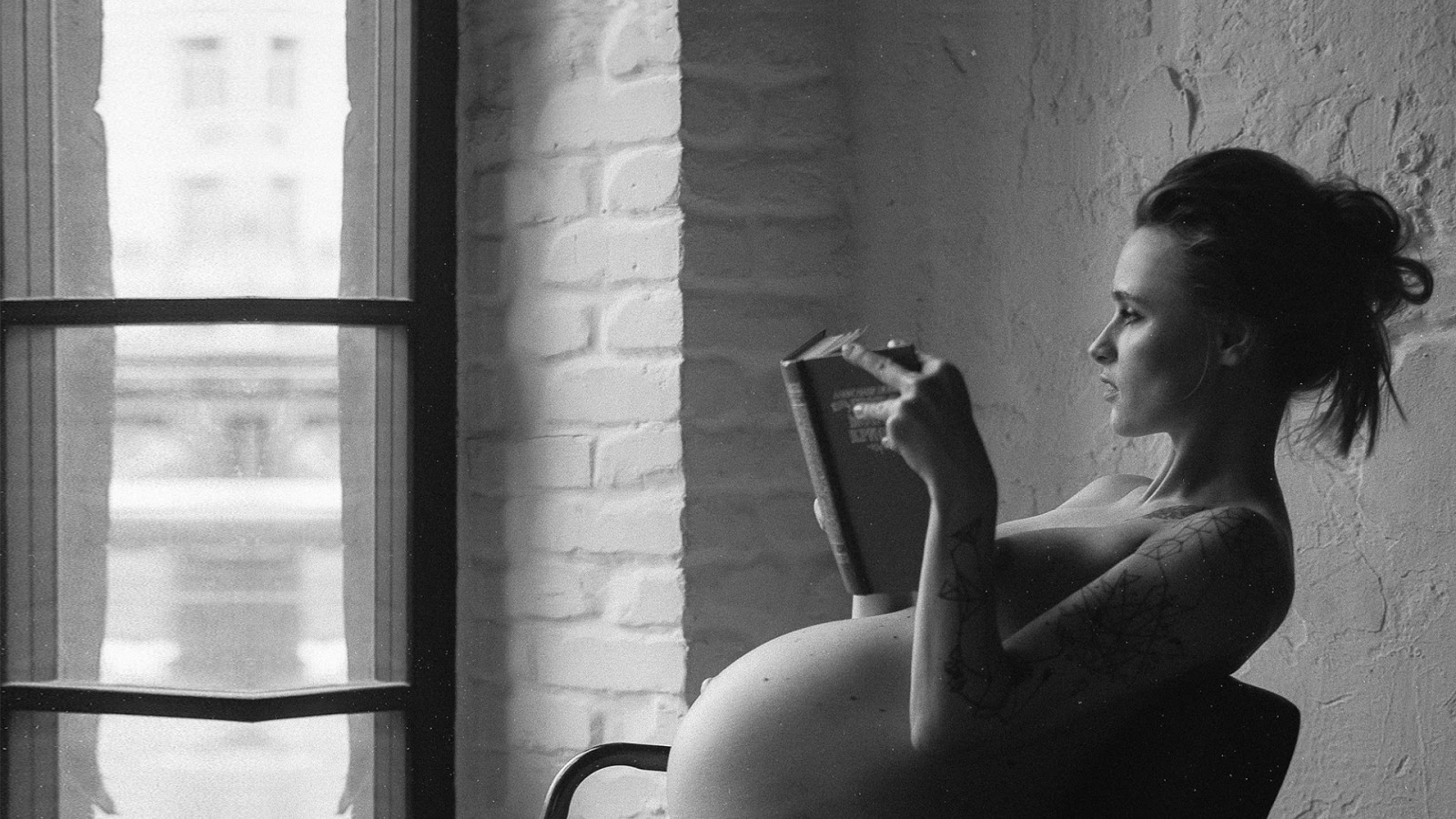 těhotná, Ruský Model, černobílý