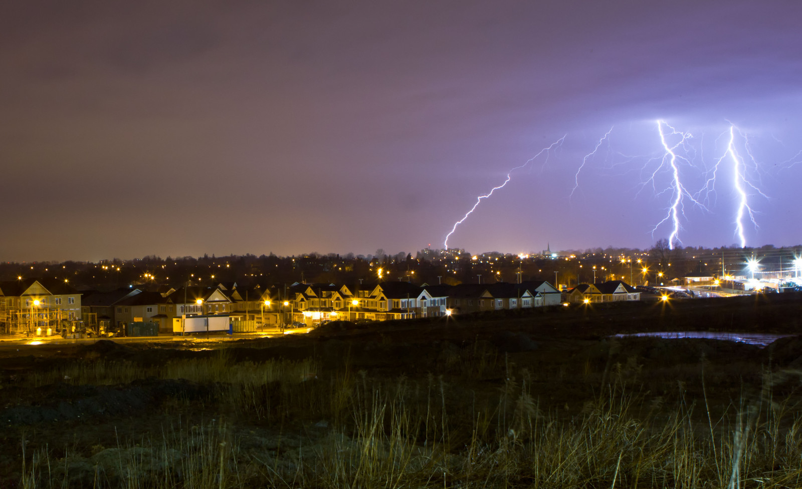 paesaggio, città, paesaggio urbano, notte, acqua, riflessione, cielo, fulmine, tempesta, orizzonte, sera, fiume, Canone, orizzonte, atmosfera, tuono, metropoli, Ontario, elettricità, nube, albero, illuminazione, temporale, case, colori, 550d, energia, fenomeno, whitby