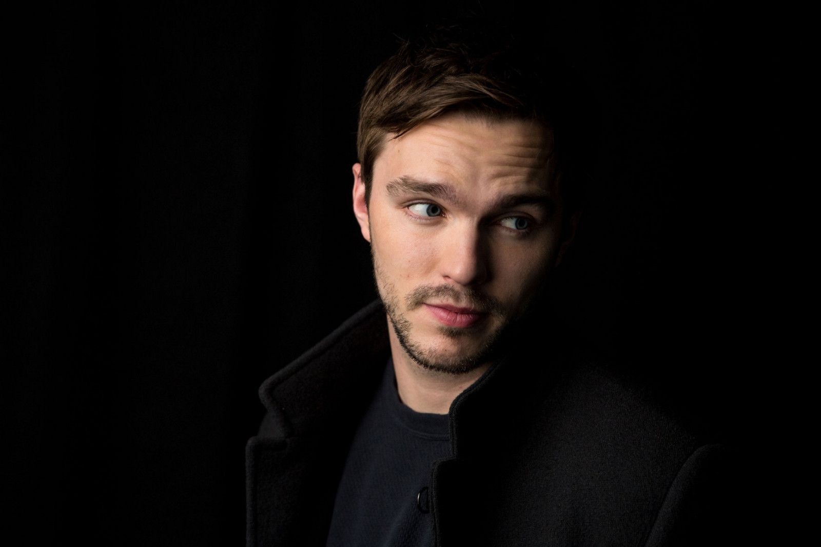 tvář, model, portrét, fotografování, herec, zpěvák, Gentleman, Osoba, Nicholas Hoult, muž, vousy, tma, mužský, účes, portrétní fotografie, focení, vousy