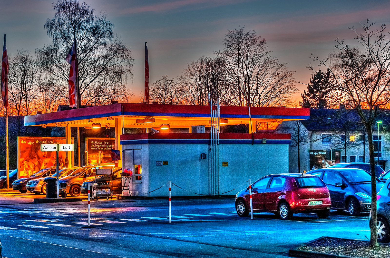 auto, nebe, odraz, urban area, večer, architektura, obytný prostor, město, noc, centrum, Dům, strom, soumrak, budova, předměstí, rostlina, luxusní vůz, západ slunce, zima, ulice, panoráma města