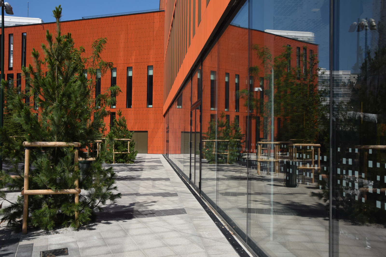 alberi, città, strada, architettura, costruzione, riflessione, cielo, strada, Hotel, cittadina, Svezia, Europa, centro, vicolo, Malm dal vivo, architecutre, Malmo, ristoranti, Congresscenter, sala concerti, facciata, area urbana, insediamento umano, Quartiere, Zona residenziale, cortile