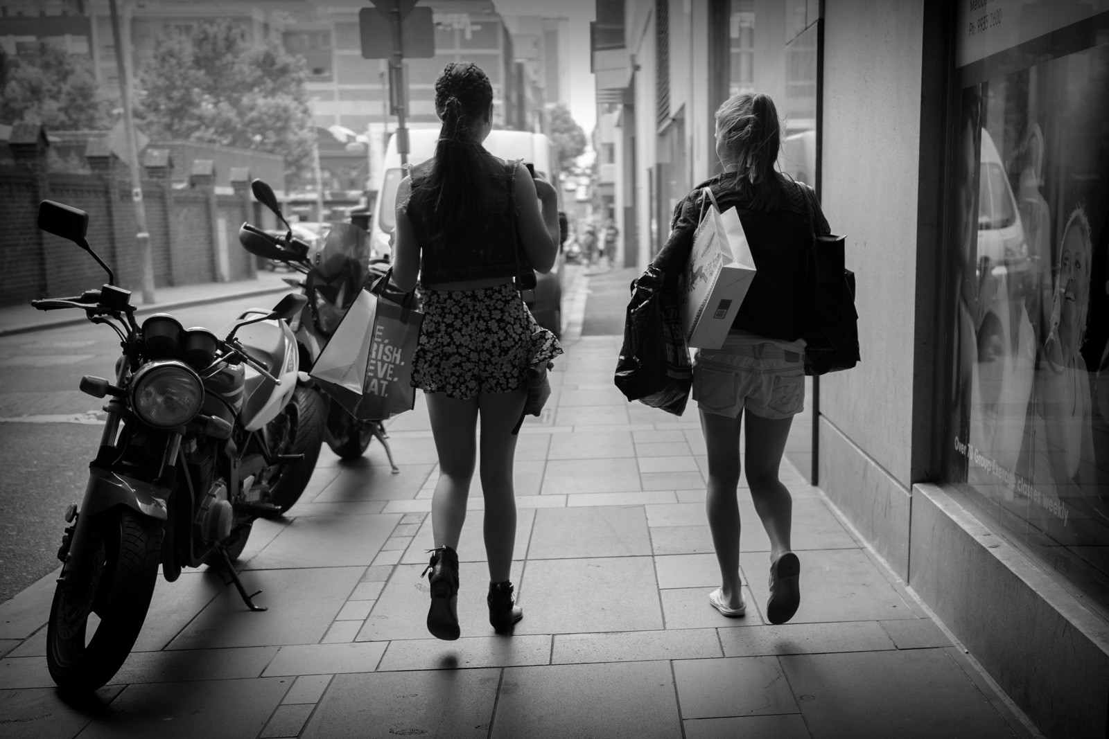 Černá, černobílý, město, ulice, městský, nohy, stín, šortky, vozidlo, silnice, fotografování, stojící, koňský ohon, nakupování, Melbourne, infrastruktura, Černý a bílý, dívka, tělesné, Vánoce, třídaFoto, styl, fotografie, streetphotography, upřímný, momentka, Černý a bílý, monochromatické fotografování, Film noir, peoplegirls, sonyrx1
