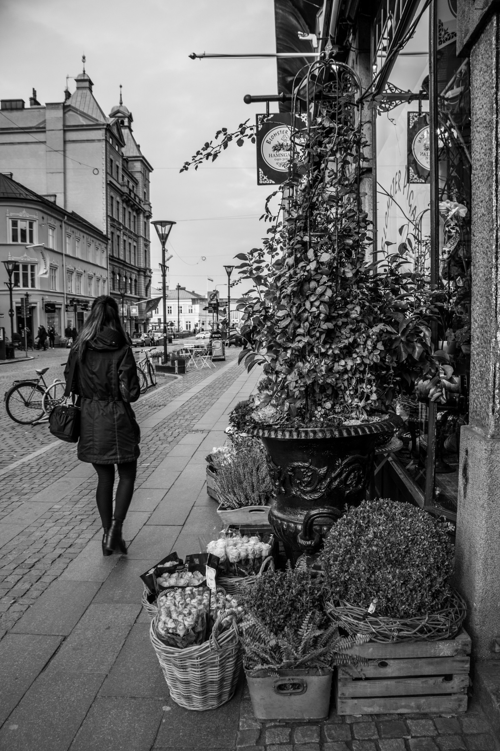 lidé, Černá, černobílý, ulice, silnice, fotografování, infrastruktura, Černý a bílý, tělesné, alej, Malmo, m nniskor, svartvitt, gatufoto, tvar, fotografie, exif modelu canoneos760d, geocountry, Kamera aby kánon, geocity, Model fotoaparátu canoneos760d, geostate, geolocation, EXIF čočka efs18200mmf3556is, exif aby kánon, EXIF isospeed 100, EXIF otvor 63, exif focallength 18mm, streetphotography, obraz, urban area, Černý a bílý, monochromatické fotografování