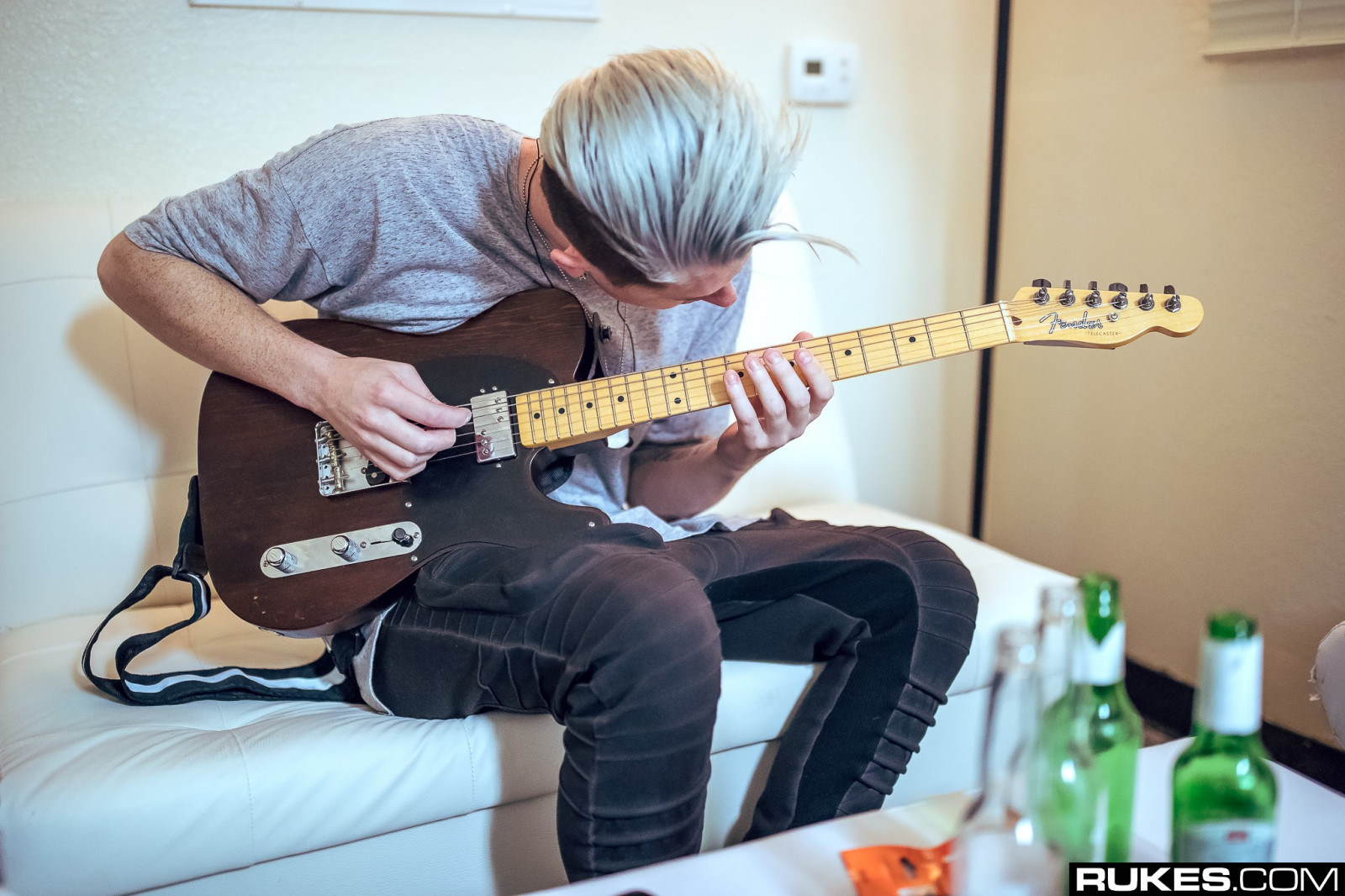 bílé vlasy, kytara, hudební nástroj, fotografování, hudba, hudebník, kytarista, zpěv, Rukes com, drnkací nástroj, strunný nástroj, baskytara, akustická kytara