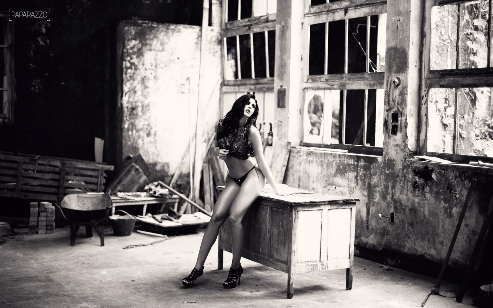 bianca, nero, donne, monocromo, modello, strada, rovinare, seduta, strada, fotografia, vestito, moda, brasiliano, paparazzo, infrastruttura, Renata Molinaro, fotografia, bianco e nero, fotografia in bianco e nero, posizioni umani, film noir