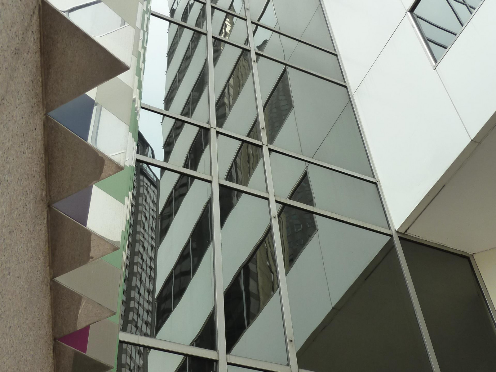 okno, architektura, abstraktní, budova, stěna, symetrie, sklenka, trojúhelník, vzor, sochařství, čáry, Chicago, struktura, úhel, UMĚNÍ, odrazy, design, čára, kondominium, fasáda, denní osvětlení, wbez, úhlopříčky, Explorechicago, Smurfitstonebuilding, Chicagist, Gapersblockchicago