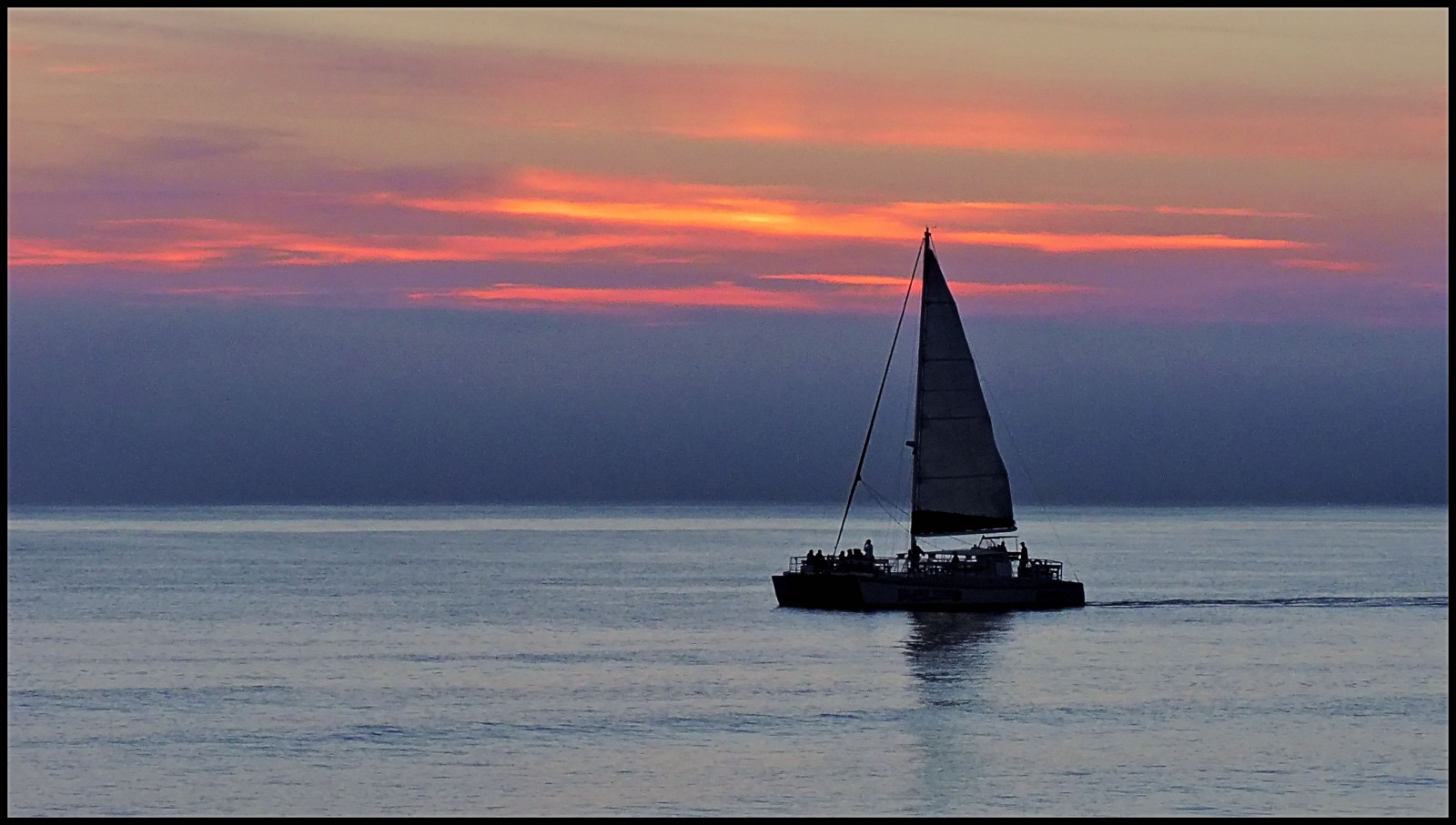 hav, himmel, berolige, horisont, ocean, vand, sejle, sejlbåd, solnedgang, Sky, skumring, bølge, sejlads, coastal and oceanic landforms, aften, kyst, båd, daggry, sejlskib, solopgang, skib, kyst, kanal, vind-bølge, efterglød, Fjord, fartøjer, flod