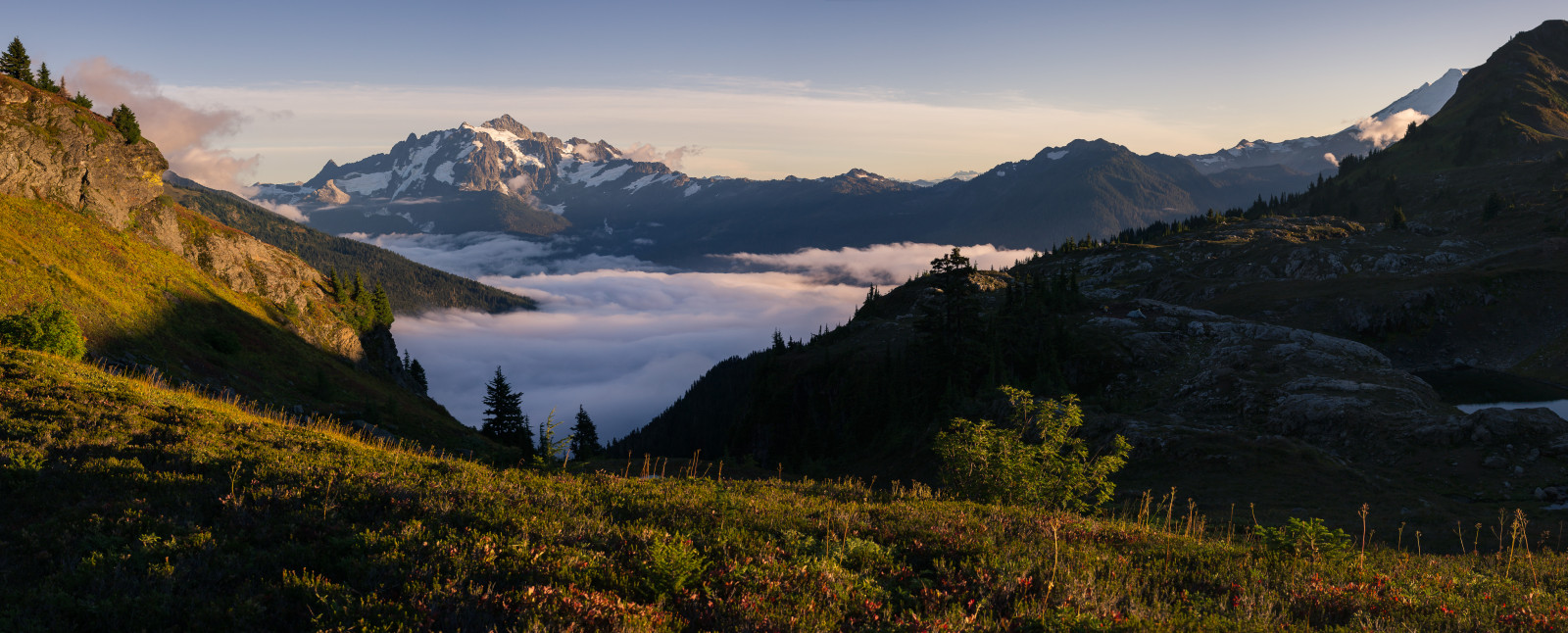 krajina, les, západ slunce, kopec, Příroda, nebe, venku, stín, mraky, ráno, národní park, údolí, horský průsmyk, divočina, Alpy, turistika, banka, kempování, mount scenérie, Průhled, hřbet, Vysokohorský, Terén, mrak, strom, zlatý, podzim, mlha, hora, Pohled, nastavení, masiv, zlatá hodina, D3100, louka, vysočina, Pacific Northwest, backpacking, počítač tapeta, horských reliéf, pohoří, stanice hill, ledová landform, meteorologický jev, PNW, klesl, sráz, 35mmf18g, Horské, Yellowasterbutte