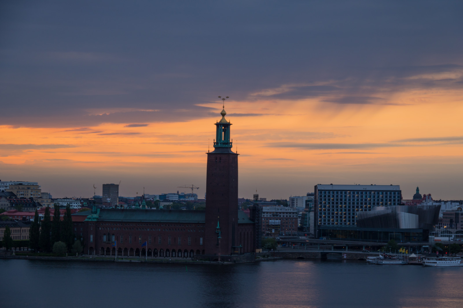 západ slunce, moře, město, panoráma města, voda, budova, odraz, nebe, svítání, panoráma, mrakodrap, večer, ráno, věž, horizont, Stockholm, soumrak, mrak, svítání, solnedg ng, byggnad, skymning, attackfoto, attackfoto7, urban area, odlesk, lidské osídlení