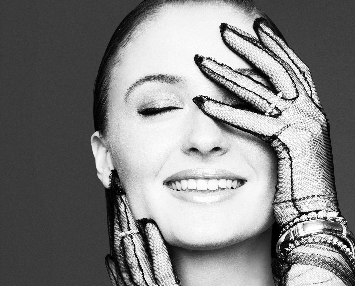 tvář, výkres, bílý, Černá, ženy, černobílý, model, portrét, fotografování, Hra o trůny, emoce, Sophie Turner, hlava, krása, usměj se, oko, ruka, prst, smysl, paže, Černý a bílý, monochromatické fotografování, portrétní fotografie, mimika, orgán, zblízka