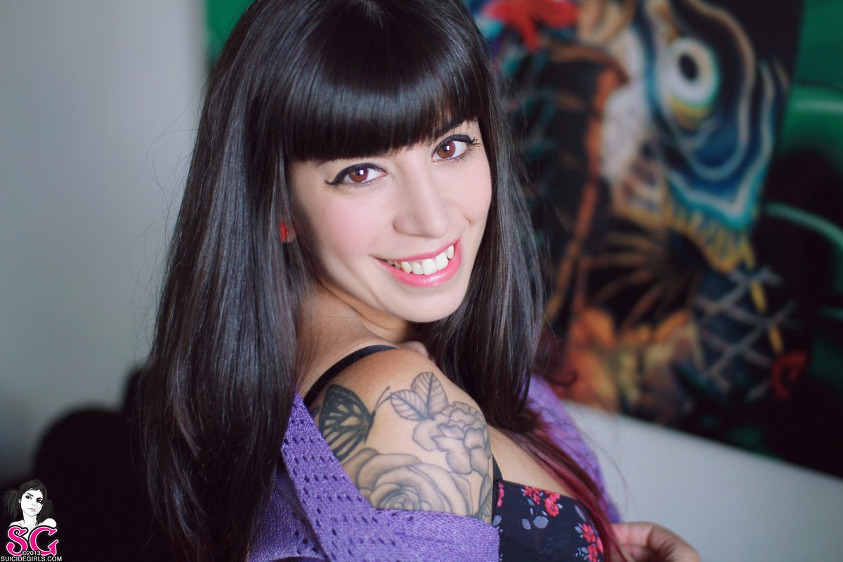 ansigt, Kvinder, model, portræt, briller, pornostjerne, Kigger på seeren, fotografering, sanger, tatovering, smilende, sort hår, mode, hår, Suicide Girls, Person, hud, hoved, farve, pige, skønhed, øje, kvinde, dame, kostume, frisure, portrætfotografering, Photo shoot, brunt hår